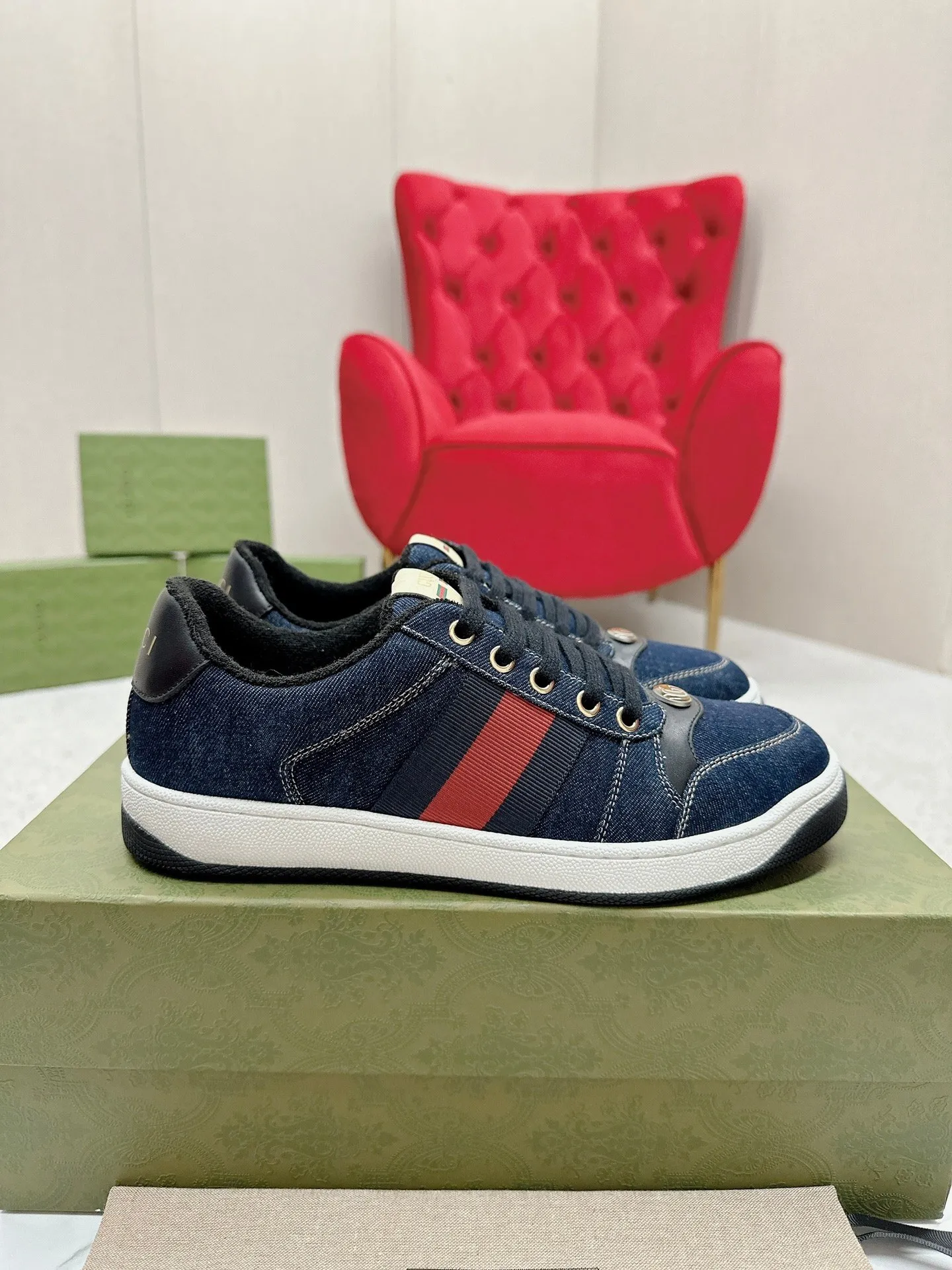 👟👟Ex-factory price 560👟👟 Men’s size +10 Gucci——purchased version GG series distressed dirty shoes-hot style is coming! 9 times out of 10 sales, you will definitely get the money. Ready stock! Spot goods! Spot goods! New colors added - the ultimate version on the market! Purchase the original version and develop it... fabric, material, outsole, and details can be compared at will! Open-mold Swarovski one-to-one replica rhinestone chain...Metal cherry pendant...Metal double G crystal cylindrical mark...Gucci original customized narrow webbing...Super flash series - flash diamond chain. The cherry decoration is detachable and can be changed into two to match with each other to show your personality. Exclusive color-brushed cowhide fabric. Hand-made distressed is very textured and has a sense of luxury! The details of the workmanship can be seen in the drawings, and no line is missed. The original terry cloth is delicate, soft and more comfortable and breathable. The privately stamped two-color original TPU outsole (lower layer is wider, upper layer is narrower). Matching packaging⭐️ Size: Female 35-40 Male 39-44 (Female 41 Male 45 customized)